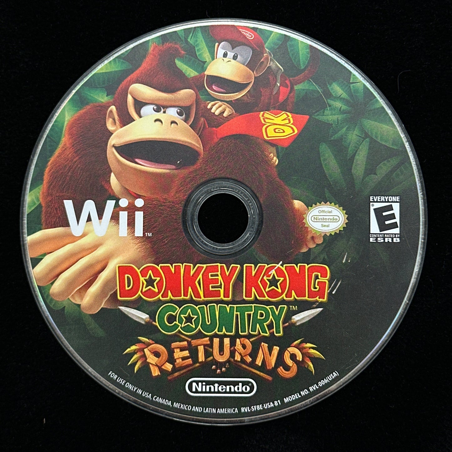 Game disc for 'Donkey Kong Country Returns' on a Wii console, featuring Donkey Kong and Diddy Kong.